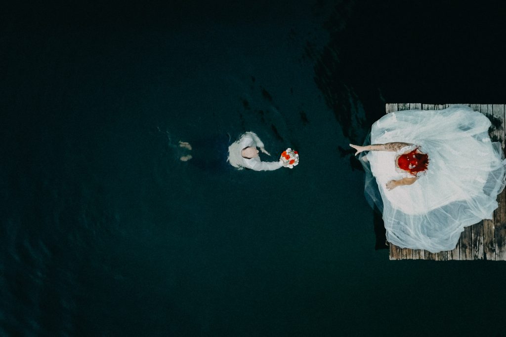 Drohne Hochzeit Drohnenfotos Paarshooting Luftaufnahme Fotos aus der Luft Luftbilder Fotoshooting Brautpaar See Wasser Wassershooting Aftershooting Wassershooting
