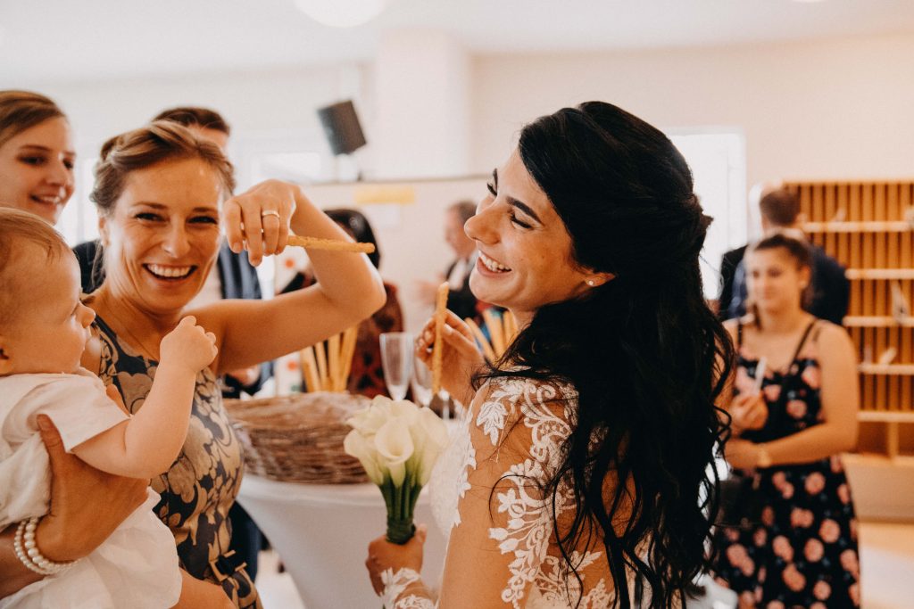 Hochzeitsfotograf David Kohlruss natürliche Hochzeitsfotos Berlin vintage wedding Hochzeitsreportage Bilder Fotograf Wannsee Schloss Glienicke VW Bulli Hochzeitsauto