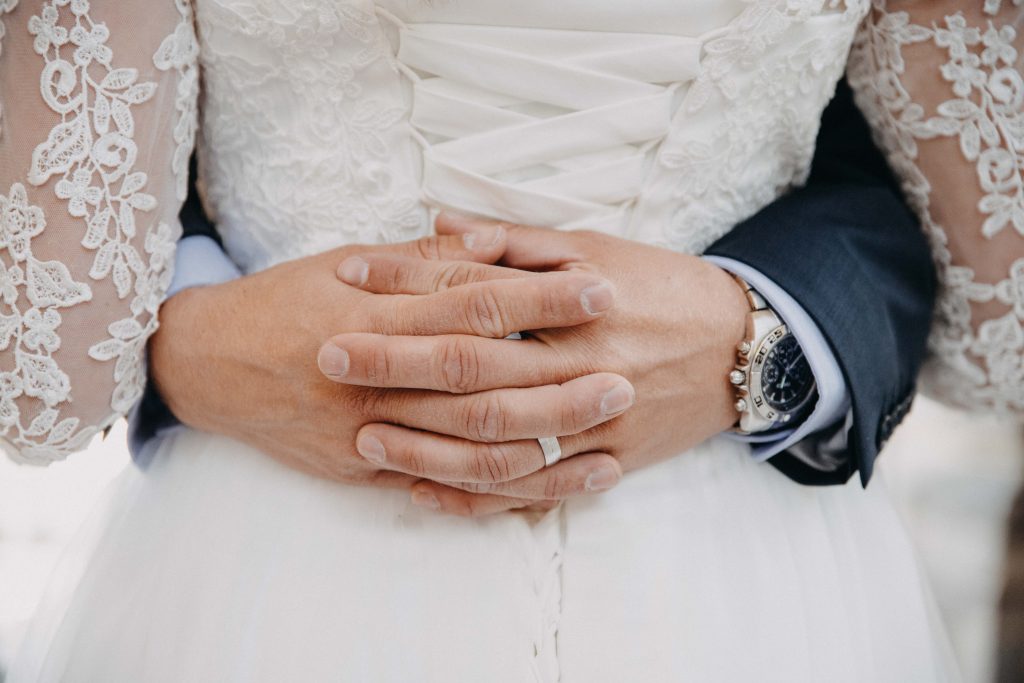 Hochzeitsfotograf David Kohlruss natürliche Hochzeitsfotos Berlin vintage wedding Hochzeitsreportage Bilder Fotograf Wannsee Schloss Glienicke VW Bulli Hochzeitsauto