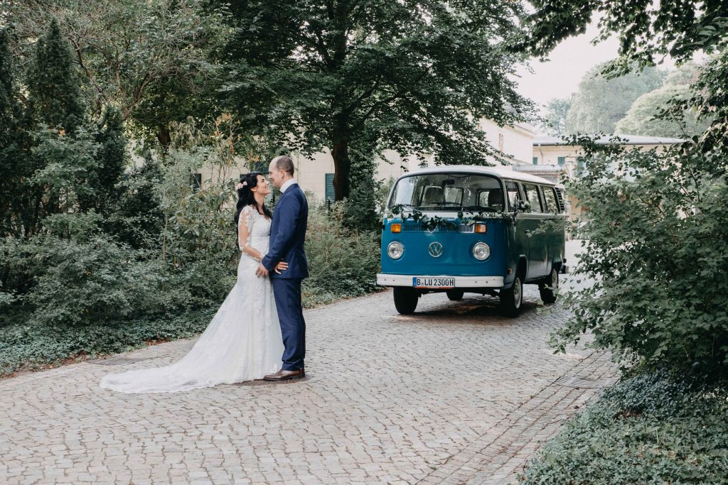 Hochzeitsfotograf David Kohlruss natürliche Hochzeitsfotos Berlin vintage wedding Hochzeitsreportage Bilder Fotograf Wannsee Schloss Glienicke VW Bulli Hochzeitsauto