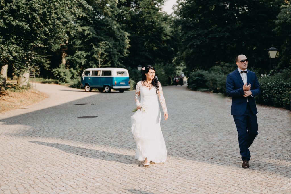 Hochzeitsfotograf David Kohlruss natürliche Hochzeitsfotos Berlin vintage wedding Hochzeitsreportage Bilder Fotograf Wannsee Schloss Glienicke VW Bulli Hochzeitsauto