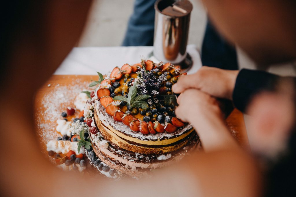 Hochzeitsfotograf David Kohlruss natürliche Hochzeitsfotos Berlin vintage wedding Hochzeitsreportage Bilder Fotograf Wannsee Schloss Glienicke VW Bulli Hochzeitsauto