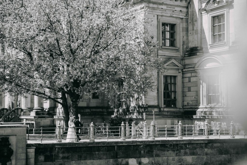 Hochzeitsfotograf David Kohlruss natürliche Hochzeitsfotos Berlin vintage wedding Hochzeitsreportage Bilder Fotograf Potsdam Gendarmenmarkt Alexanderplatz
