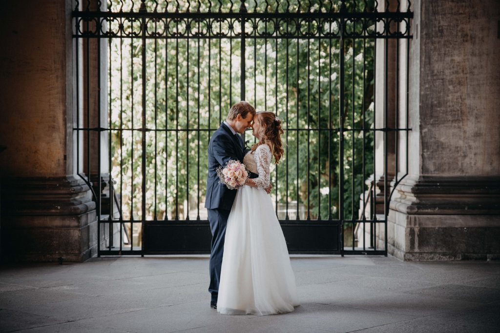 Hochzeitsfotograf David Kohlruss natürliche Hochzeitsfotos Berlin vintage wedding Hochzeitsreportage Bilder Fotograf Potsdam Gendarmenmarkt Alexanderplatz