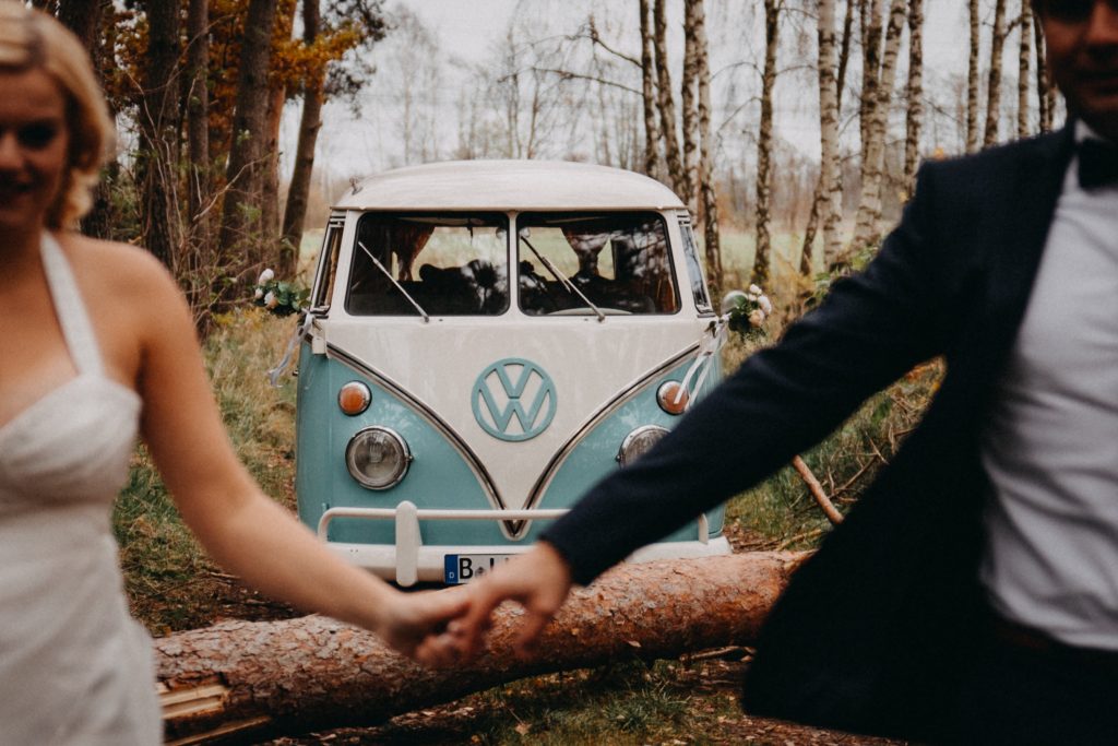 Bulli Hochzeitsauto VW Bus Hochzeit Hochzeitsfotograf David Kohlruss natürliche Hochzeitsfotos Berlin vintage wedding Hochzeitsreportage Bilder Fotograf Potsdam Lichtenberg Biesdorf Island Portugal Spanien Norwegen Bulli VW T1 T2 retro