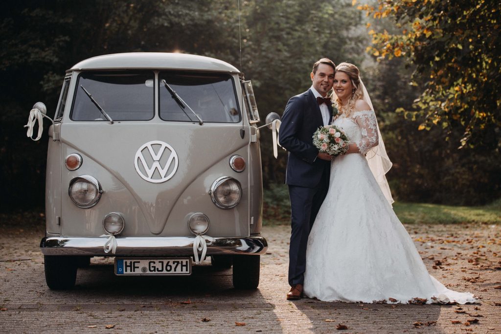 Bulli Hochzeitsauto VW Bus Hochzeit Hochzeitsfotograf David Kohlruss natürliche Hochzeitsfotos Berlin vintage wedding Hochzeitsreportage Bilder Fotograf Potsdam Lichtenberg Biesdorf Island Portugal Spanien Norwegen Bulli VW T1 T2 retro